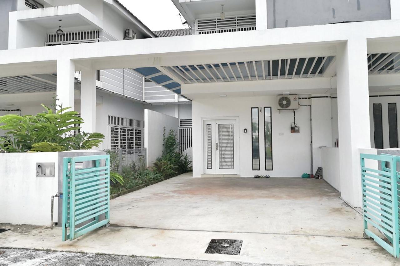 Teratak Persona Homestay. 4 Rooms Double Storey Terrace In Kuantan City. 外观 照片